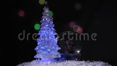 圣诞老人和他的助手一个雪人，在玻璃球上，念着圣诞礼物清单，送给孩子们